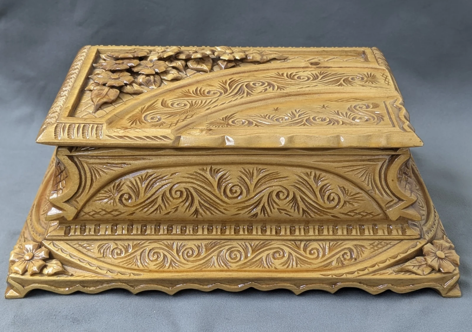 Handgeschnitzte Holz Schmuckschatulle Truhe Blumen Ornamente Samt Vintage